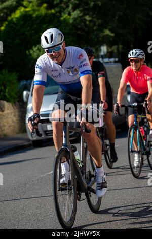 Eine Gruppe von Radfahrern mit Lycra-Verkleidung auf einer Fahrt am Sonntagmorgen Stockfoto