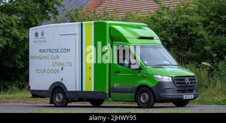 2021 MERCEDES-BENZ Diesel Waitrose Lieferwagen nach Hause Stockfoto