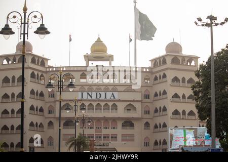 Amritsar, Punjab, Indien - Mai 20. 2022: Fahnen Indiens und Pakistans fliegen in der attari wagah Grenzregion Stockfoto