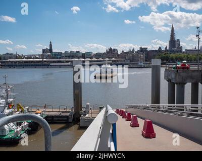 Antwerpen, Belgien, 02. Juli 2022, die Fähre fährt vom rechten Ufer zum linken Ufer in Antwerpen Stockfoto