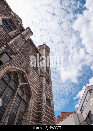 Antwerpen, Belgien, 02. Juli 2022, der Turm des Vleeshuis, übersetzt ins Englische Fleischhaus in Antwerpen, ist ein monumentales ehemaliges Gildenhaus Stockfoto