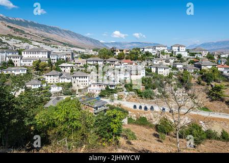 Gjirokaster, Albanien - 10. September 2022: Blick auf die Altstadt von Gjirokaster, UNESCO-Weltkulturerbe, Albanien. Stockfoto