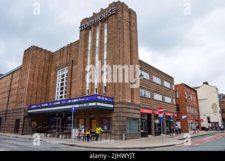 Chester, Großbritannien; 3. Juli 2022; Eine allgemeine Straßenszene in der Northgate Street, neben dem Storybouse Theatre. Stockfoto