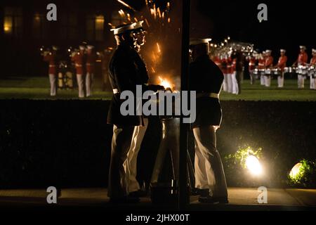 Washington, DC, USA. 15.. Juli 2022. Körperträger mit den Marine Barracks Washington feuern während einer Freitagabend-Parade in den Marine Barracks Washington, 15. Juli 2022, eine saluierende Batterie ab. Gastgeber des Abends waren General David H. Berger, Kommandant des Marine Corps von 36., und der ehrenwerte deb A. Haaland, US-Innenminister, als Ehrengast. Quelle: U.S. Marines/ZUMA Press Wire Service/ZUMAPRESS.com/Alamy Live News Stockfoto