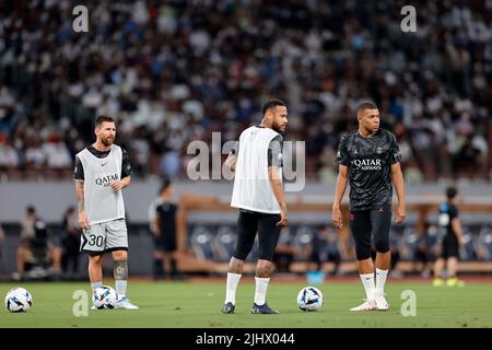 Tokio, Japan. 20.. Juli 2022. (L bis R) Lionel Messi, Neymar, Kylian Mbappe (PSG) Fußball: PSG Japan Tour 2022 Spiel zwischen Paris Saint-Germain 2-1 Kawasaki Frontale im Nationalstadion in Tokio, Japan . Quelle: AFLO/Alamy Live News Stockfoto