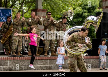 Lacey, Washington, USA. 6.. Juli 2022. Soldaten der Washington Army National Guard mit der 133. Army Band, 96. Truppenkommando, treten im Huntamer Park in Lacey, Washington, 6. Juli 2022 auf. Das Konzert war Teil der Sommer-Konzertreihe von Lacey in Tune. Kredit: U.S. Army/ZUMA Press Wire Service/ZUMAPRESS.com/Alamy Live Nachrichten Stockfoto