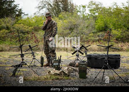 15. Juli 2022 - Marine Corps Training Area Bello, Hawaii, USA - U.S. Marine Corps CPL. Jonathan Wise, Funker bei Communications Company, 3. Marine Littoral Regiment (MLR), 3. Marine Division, richtet mehrere Kommunikationsleitungen im Marine Corps Training Area Bellows, Hawaii, 15. Juli 2022 ein. 3D MLR richtete einen von drei Kommandoknoten während Rim of the Pacific (RIMPAC) 2022 ein. 26 Nationen, 38 Schiffe, vier U-Boote, mehr als 170 Flugzeuge und 25.000 Mitarbeiter nehmen vom 29. Juni bis zum 4. August an RIMPAC in und um die Hawaii-Inseln und Südkalifornien Teil. Die Welt Stockfoto