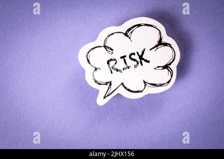 RISIKOKONZEPT. Sprechblase mit Text auf violettem Hintergrund. Stockfoto