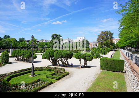 Der Buen Retiro Park,Parque del Buen Retiro in Madrid, Spanien.El Retiro gehörte zuerst der spanischen Monarchie an.Ende des 19.. Jahrhunderts wurde es ein öffentlicher Park. Stockfoto