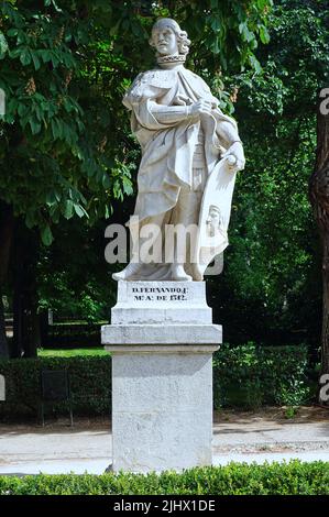 Statue von Ferdinand IV. Von Kastilien (1285-1312) König von Kastilien und León im Buen Retiro Park,Parque del Buen Retiro in Madrid, Spanien.El Retiro gehörte zunächst der spanischen Monarchie an.Ende des 19.. Jahrhunderts wurde es ein öffentlicher Park. Stockfoto