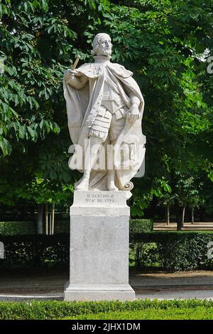 Statue von Sancho IV. Von Kastilien (1258 – 1295) König von Kastilien, León und Galizien,im Buen Retiro Park,Parque del Buen Retiro in Madrid, Spanien.El Retiro gehörte zunächst der spanischen Monarchie an.Ende des 19.. Jahrhunderts wurde es zu einem öffentlichen Park. Stockfoto
