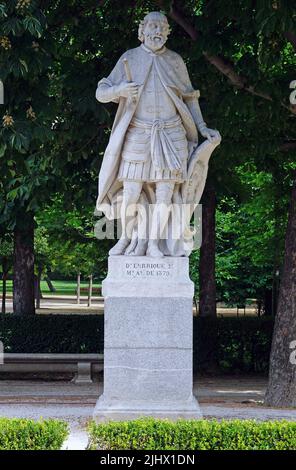 Statue von Heinrich II. Von Kastilien, Heinrich von Trastámara (1334-1379) im Park Buen Retiro, Parque del Buen Retiro in Madrid, Spanien. El Retiro gehörte zuerst zur spanischen Monarchie. Ende des 19. Jahrhunderts wurde es ein öffentlicher Park. Stockfoto