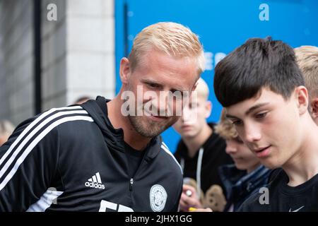 Kasper Schmeichel #1 von Leicester City posiert mit Unterstützern beider Teams für Bilder Stockfoto