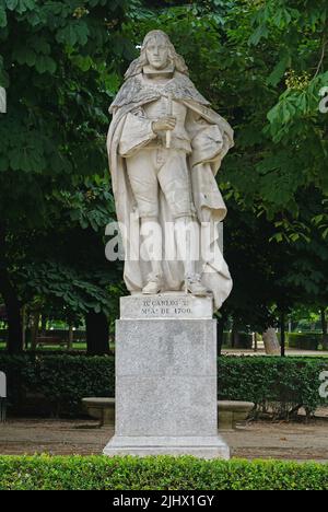 Statue von Karl II von Spanien ( Carlos II ).das Hotel liegt im Buen Retiro Park,Parque del Buen Retiro in Madrid, Spanien.El Retiro gehörte zuerst der spanischen Monarchie.Ende 19. Jahrhundert wurde es ein öffentlicher Park. Stockfoto
