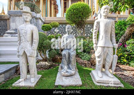 Bangkok. 20.. Juli 2022. Das Foto vom 20. Juli 2022 zeigt Steinstatuen im Wat Phra Kaew Tempel des Großen Palastes in Bangkok, Thailand. Im Juli 2021 wurden vor dem Großen Palast eine Reihe von Steinstatuen freigelegt, von denen einige mit chinesischen Schriftzeichen graviert waren. Vor kurzem wurden die restaurierten Statuen im Wat Phra Kaew Tempel des Großen Palastes ausgestellt. Quelle: Wang Teng/Xinhua/Alamy Live News Stockfoto