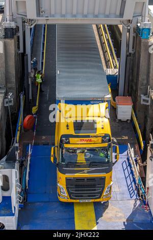 Sattelschlepper, der auf eine Roll-on-Roll-off-Fähre am fährterminal der wightlink-Insel wight in portsmouth fährt und große Lastwagen auf die Fähre verlädt. Stockfoto