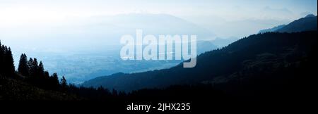 Blick von Gurnigel in Richtung Thun und Thunersee im hellen Morgenlicht Stockfoto