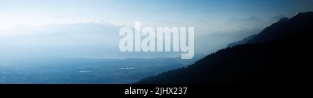 Blick von Gurnigel in Richtung Thun und Thunersee im hellen Morgenlicht Stockfoto