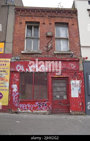 Verlassene und verlassene Gebäude in der Charlemont Street, Dublin, Irland, Juli 2022 Stockfoto