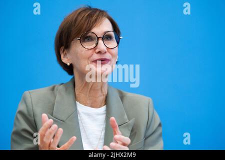 Berlin, Deutschland. 21.. Juli 2022. Bundesforschungsministerin Bettina stark-Watzinger (FDP) spricht auf einer Pressekonferenz zur Präsentation des deutschen Wasserstoffatlas. Quelle: Christophe Gateau/dpa/Alamy Live News Stockfoto