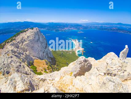 Isola di Tavolara in Sardegna (Italien) - die wunderschöne Berginsel Sardiniens, mit Strand, blauem Meer und unglaublichem alpinistischem Trekking Stockfoto