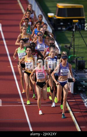 Eugene, USA. 20.. Juli 2022. Athleten treten bei der Hitze der Frauen 5000m bei den Leichtathletik-Weltmeisterschaften Oregon22 in Eugene, Oregon, USA, am 20. Juli 2022 an. Quelle: Wang Ying/Xinhua/Alamy Live News Stockfoto