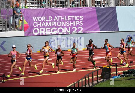 Eugene, USA. 20.. Juli 2022. Athleten treten bei der Hitze der Frauen 5000m bei den Leichtathletik-Weltmeisterschaften Oregon22 in Eugene, Oregon, USA, am 20. Juli 2022 an. Quelle: Wang Ying/Xinhua/Alamy Live News Stockfoto