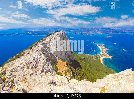 Isola di Tavolara in Sardegna (Italien) - die wunderschöne Berginsel Sardiniens, mit Strand, blauem Meer und unglaublichem alpinistischem Trekking Stockfoto