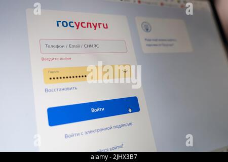 Barnaul. Russland 20. Juni 2022: Ein Computerbildschirm zeigt Details der Hauptseite von Gosuslugi.ru auf seiner Website. Selektiver Fokus. Stockfoto