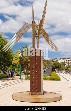 Monumento Alusivo AO 580 Aniversario da Forca Aereat an der Avenida do Mar, Funchal, Madeira, Portugal Stockfoto