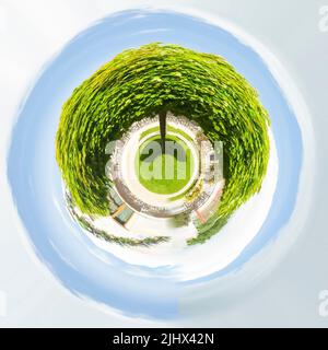 Luftaufnahme der Stadt im Sommer mit Bäumen im Park, blauer Himmel. Modus „kleine Planetenkugel“. Kugelförmiges Panorama der Stadt, Moskau, Russland. Stockfoto