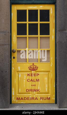 „Keep calm and Drink Madeira Rum“, gemalte Eingangstür in der Altstadt von Funchal, Madeira, Portugal Stockfoto