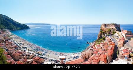 Scilla Panorama Stadtbild im Sommer von Hügel, Kalabrien, Italien Stockfoto