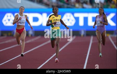 Eugene, USA. 20.. Juli 2022. (L bis R) Natalia Kaczmarek aus Polen, Stephenie Ann McPherson aus Jamaika und die britische Nicole Yeargin treten beim Halbfinale der Frauen 400m bei den Leichtathletik-Weltmeisterschaften Oregon22 in Eugene, Oregon, USA, am 20. Juli 2022 an. Quelle: Wang Ying/Xinhua/Alamy Live News Stockfoto