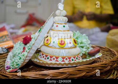 Ein topor ist eine Art konischer Kopfbedeckung, die traditionell von Bräutigam im Rahmen der bengalischen hinduistischen Hochzeitszeremonie getragen wird. Stockfoto