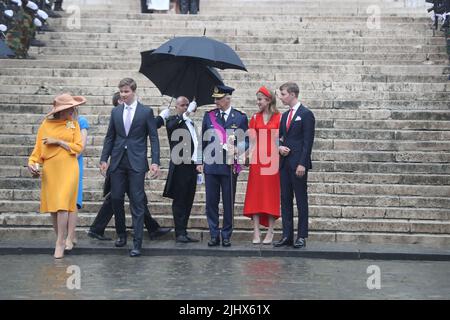 Königin Mathilde von Belgien, Prinz Gabriel, König Philippe - Filip von Belgien, Kronprinzessin Elisabeth und Prinz Emmanuel nach der Messe Te Deum anlässlich des belgischen Nationaltages in der Kathedrale Saint Michael und Saint Gudula (Cathedrale des Saints Michel et Gudule / Sint-Michiels- en Sint-Goedele kathedraal) in Brüssel, Donnerstag, den 21. Juli 2022. BELGA FOTO NICOLAS MAETERLINCK Stockfoto