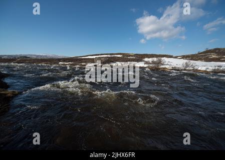 Der Fluss Driva fließt auf etwa 1000 Meter über dem Meeresspiegel durch das Dovrefjell-Gebirge in Mittelnorwegen Stockfoto