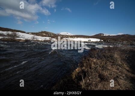 Der Fluss Driva fließt auf etwa 1000 Meter über dem Meeresspiegel durch das Dovrefjell-Gebirge in Mittelnorwegen Stockfoto
