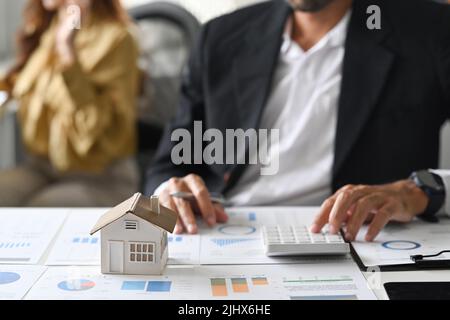 Junge Mann Investoren mit Rechner für die Berechnung Darlehen der Finanzierung und die Planung von Immobilien-Investitionen Stockfoto