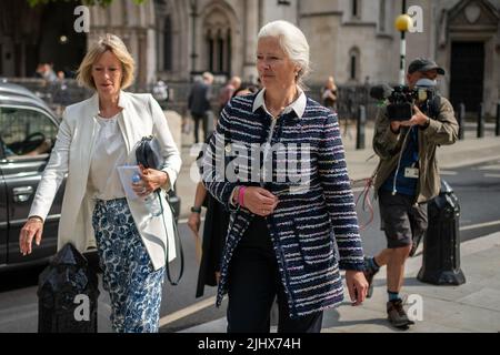 Alexandra Pettifer, besser bekannt als Tiggy Legge-Bourke, eine ehemalige Kinderpflegerin des Duke of Cambridge, vor dem High Court im Zentrum von London, nachdem die BBC zugestimmt hatte, ihr erheblichen Schaden wegen "falscher und böswilliger" Anschuldigungen über sie zu zahlen, die sie verwendet hatte, um Martin Bashir's Panorama-Interview mit Diana, Prinzessin von Wales, von 1995 zu erhalten. Bilddatum: Donnerstag, 21. Juli 2022. Stockfoto