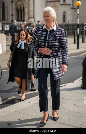 Alexandra Pettifer, besser bekannt als Tiggy Legge-Bourke, eine ehemalige Kinderpflegerin des Duke of Cambridge, vor dem High Court im Zentrum von London, nachdem die BBC zugestimmt hatte, ihr erheblichen Schaden wegen "falscher und böswilliger" Anschuldigungen über sie zu zahlen, die sie verwendet hatte, um Martin Bashir's Panorama-Interview mit Diana, Prinzessin von Wales, von 1995 zu erhalten. Bilddatum: Donnerstag, 21. Juli 2022. Stockfoto