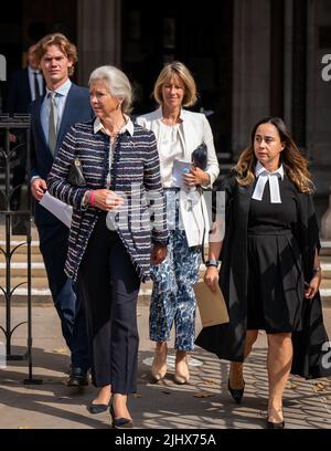 Alexandra Pettifer (links), besser bekannt als Tiggy Legge-Bourke, eine ehemalige Kinderpflegerin des Duke of Cambridge, vor dem High Court im Zentrum von London, nachdem die BBC ihr zugesagt hatte, ihren erheblichen Schadenersatz wegen „falscher und böswilliger“ Anschuldigungen über sie zu zahlen, die sie verwendet hat, um Martin Bashir's Panorama-Interview mit Diana von 1995 zu erhalten, Prinzessin von Wales. Bilddatum: Donnerstag, 21. Juli 2022. Stockfoto