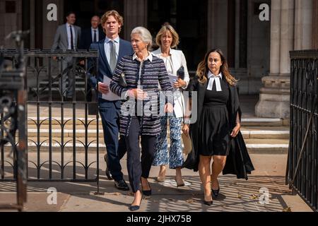 Alexandra Pettifer (links), besser bekannt als Tiggy Legge-Bourke, eine ehemalige Kinderpflegerin des Duke of Cambridge, vor dem High Court im Zentrum von London, nachdem die BBC ihr zugesagt hatte, ihren erheblichen Schadenersatz wegen „falscher und böswilliger“ Anschuldigungen über sie zu zahlen, die sie verwendet hat, um Martin Bashir's Panorama-Interview mit Diana von 1995 zu erhalten, Prinzessin von Wales. Bilddatum: Donnerstag, 21. Juli 2022. Stockfoto