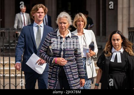 Alexandra Pettifer (Mitte), besser bekannt als Tiggy Legge-Bourke, eine ehemalige Kinderpflegerin des Duke of Cambridge, vor dem High Court im Zentrum von London, nachdem die BBC ihr zugesagt hatte, ihren erheblichen Schadenersatz wegen „falscher und böswilliger“ Anschuldigungen über sie zu zahlen, die sie verwendet hat, um Martin Bashir's Panorama-Interview mit Diana von 1995 zu erhalten, Prinzessin von Wales. Bilddatum: Donnerstag, 21. Juli 2022. Stockfoto