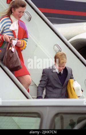 Aktenfoto vom 26/10/1993 von Prinz William mit Tiggy Legge-Bourke bei der Ankunft am Flughafen Heathrow. Die BBC hat zugesagt, der ehemaligen Kinderpflegerin Tiggy Legge-Bourke des Herzogs von Cambridge wegen „falscher und böswilliger“ Anschuldigungen über sie, die sie verwendet hat, um Martin Bashir's Panorama-Interview mit Diana, Prinzessin von Wales von 1995, zu erhalten, erheblichen Schaden zu zahlen. Ausgabedatum: Donnerstag, 21. Juli 2022. Stockfoto