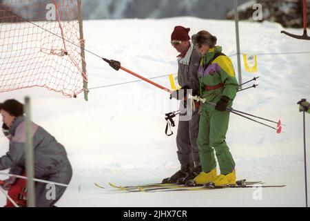 File photo dated 2/1/1996 of the Prince of Wales and Personal Assistant Miss Tiggy Legge-Bourke Haken einen Skilift zusammen, während sie zu den Schweizer Skipisten in der Schweiz fahren. Die BBC hat zugesagt, der ehemaligen Kinderpflegerin Tiggy Legge-Bourke des Herzogs von Cambridge wegen „falscher und böswilliger“ Anschuldigungen über sie, die sie verwendet hat, um Martin Bashir's Panorama-Interview mit Diana, Prinzessin von Wales von 1995, zu erhalten, erheblichen Schaden zu zahlen. Ausgabedatum: Donnerstag, 21. Juli 2022. Stockfoto