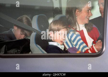 Aktenfoto vom 26/10/1993 von Prinz William, Prinz Harry mit Tiggy Legge-Bourke bei der Ankunft am Flughafen Heathrow. Die BBC hat zugesagt, der ehemaligen Kinderpflegerin Tiggy Legge-Bourke des Herzogs von Cambridge wegen „falscher und böswilliger“ Anschuldigungen über sie, die sie verwendet hat, um Martin Bashir's Panorama-Interview mit Diana, Prinzessin von Wales von 1995, zu erhalten, erheblichen Schaden zu zahlen. Ausgabedatum: Donnerstag, 21. Juli 2022. Stockfoto