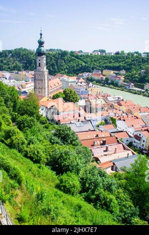 Die Stadt Burghausen und die österreichische Seite der Salzach vom Schloss Burghausen aus gesehen, Burghausen, Altotting-Land, Oberbayern, Deutschland Stockfoto