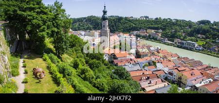 Die Stadt Burghausen und die österreichische Seite der Salzach vom Schloss Burghausen aus gesehen, Burghausen, Altotting-Land, Oberbayern, Deutschland Stockfoto