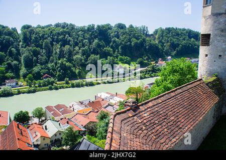 Die Stadt Burghausen und die österreichische Seite der Salzach vom Schloss Burghausen aus gesehen, Burghausen, Altotting-Land, Oberbayern, Deutschland Stockfoto